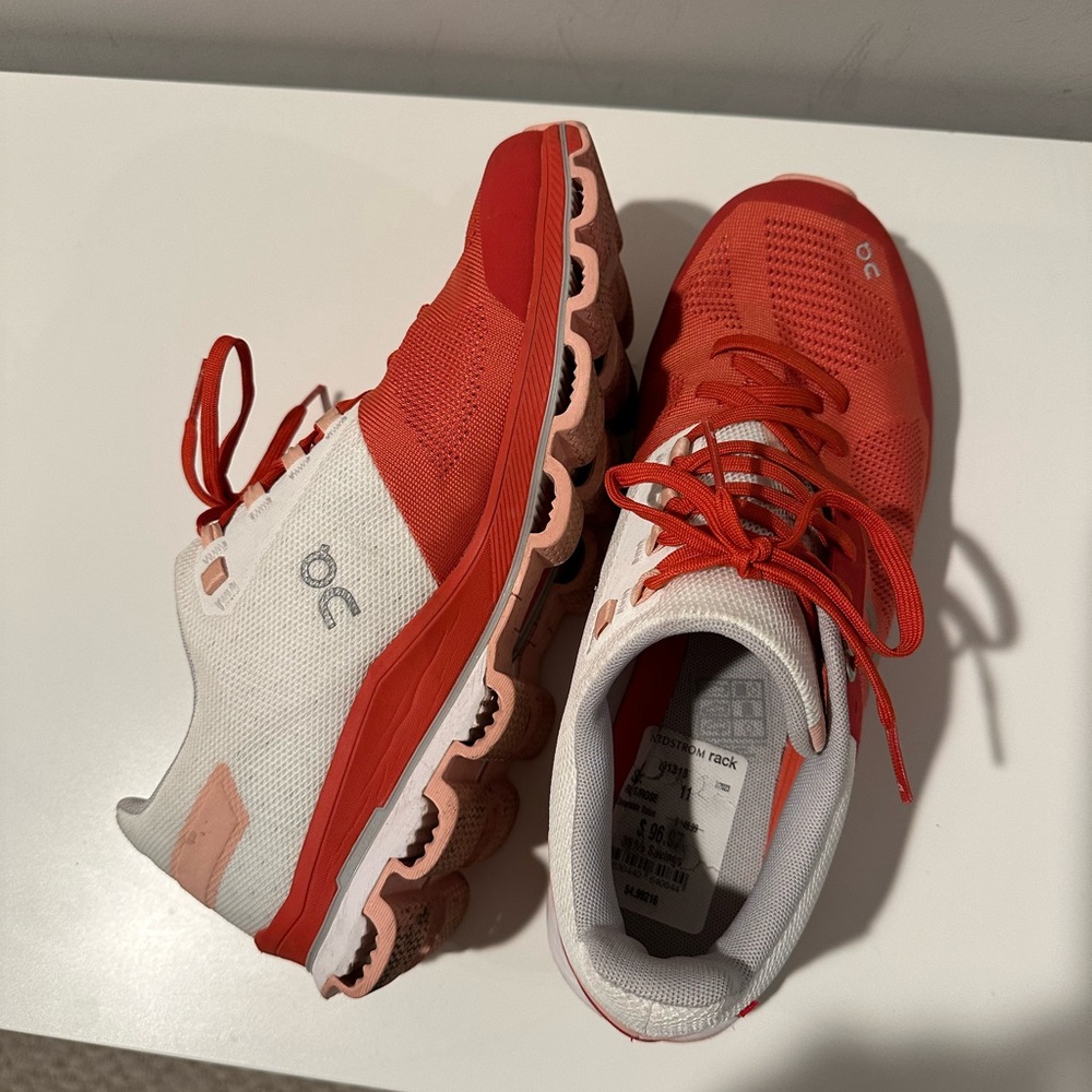 On Cloud Womens size 11 Swiss Engineering running shoes